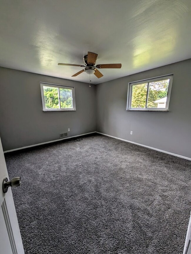 Building Photo - MODERN 3 BEDROOM HOME IN SOUTH PARK!