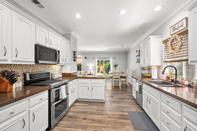 Building Photo - Gorgeous Eastlake Townhome!
