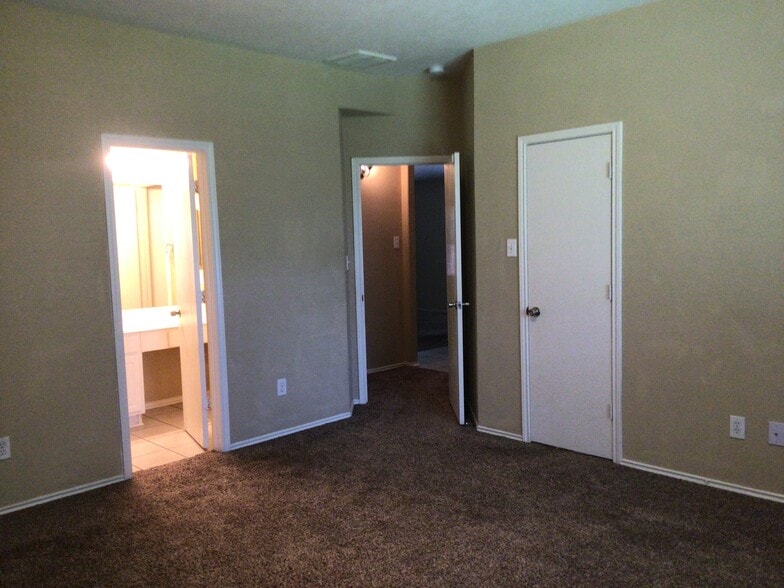 Building Photo - 6634 Stonecross Creek Ln