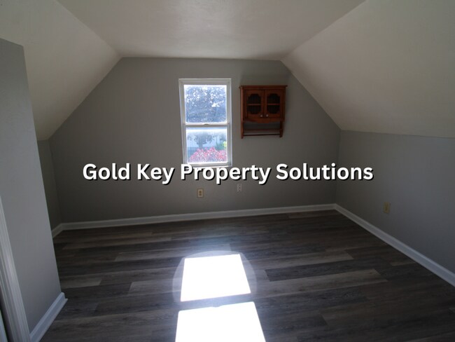 Building Photo - 2-Story 3 BR 1 BA House with Dining Room SECTION 8 APPROVED