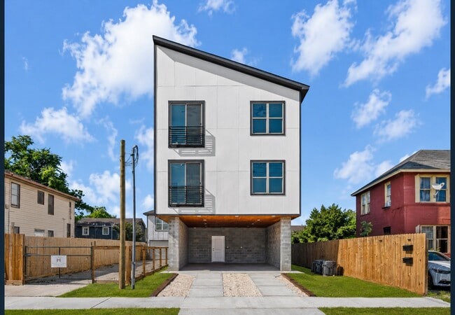 Building Photo - 5623 Eskridge St