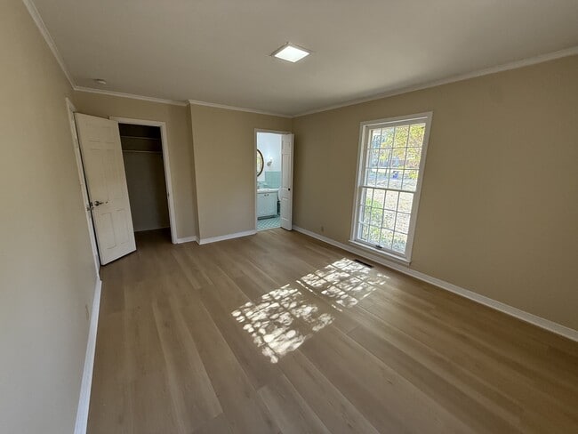 Building Photo - 565 Paris St