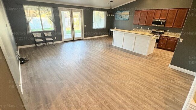 Building Photo - 3 bedroom 2 bathroom home located in a cul- de- sac in a Southwest Bakersfield neighborhood