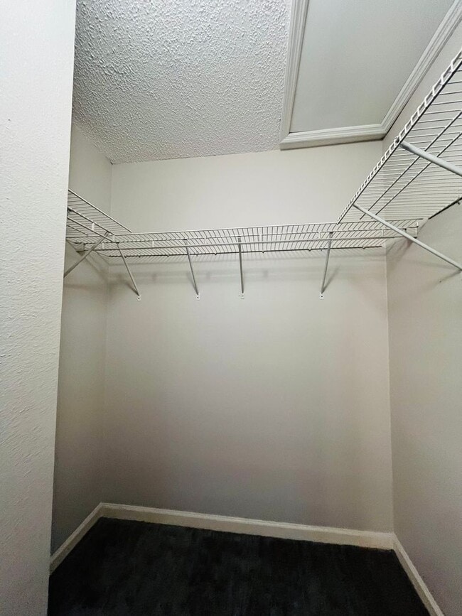 Building Photo - 3 BR/ 2 BA townhome located in Lakeshore E...