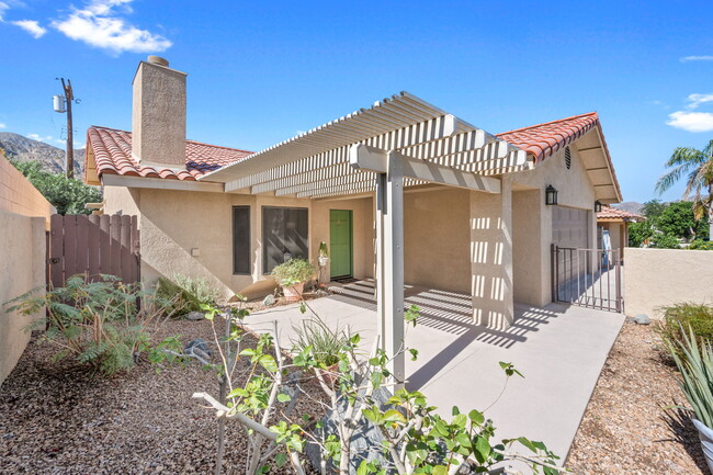 Covered patio in front courtyard - 53715 Avenida Rubio