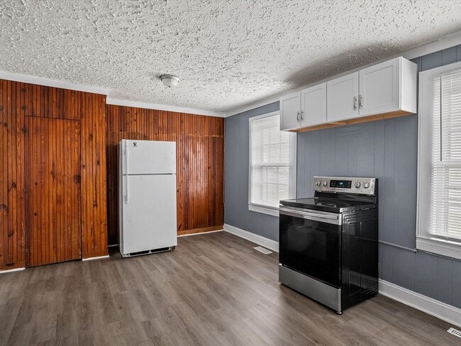 Building Photo - Spacious 2 Bed, 1 Bath Apartment