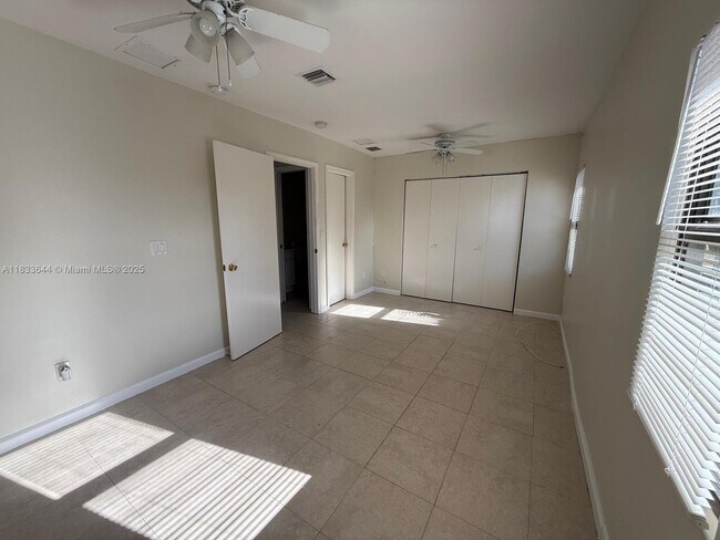 Building Photo - 423 53rd St