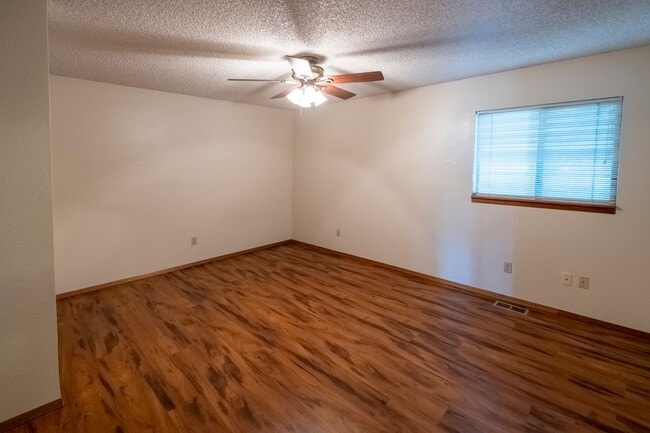 Building Photo - Cute Duplex in CDA
