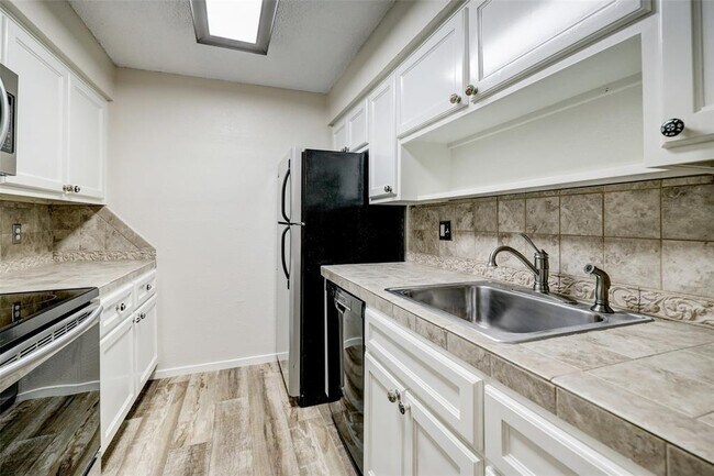 Building Photo - 1100 Augusta Dr