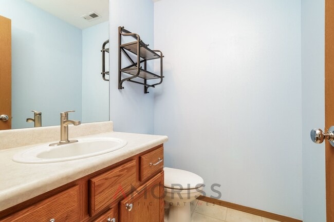 Building Photo - Spacious home in gated community