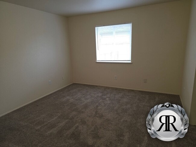 Building Photo - 2 bedroom, 1 bath, 1 Car Garage