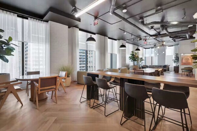 Building Photo - 501 NE 1st Ave