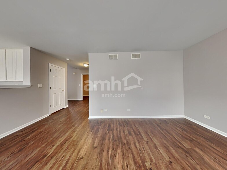 Building Photo - 2811 Stonebridge Dr