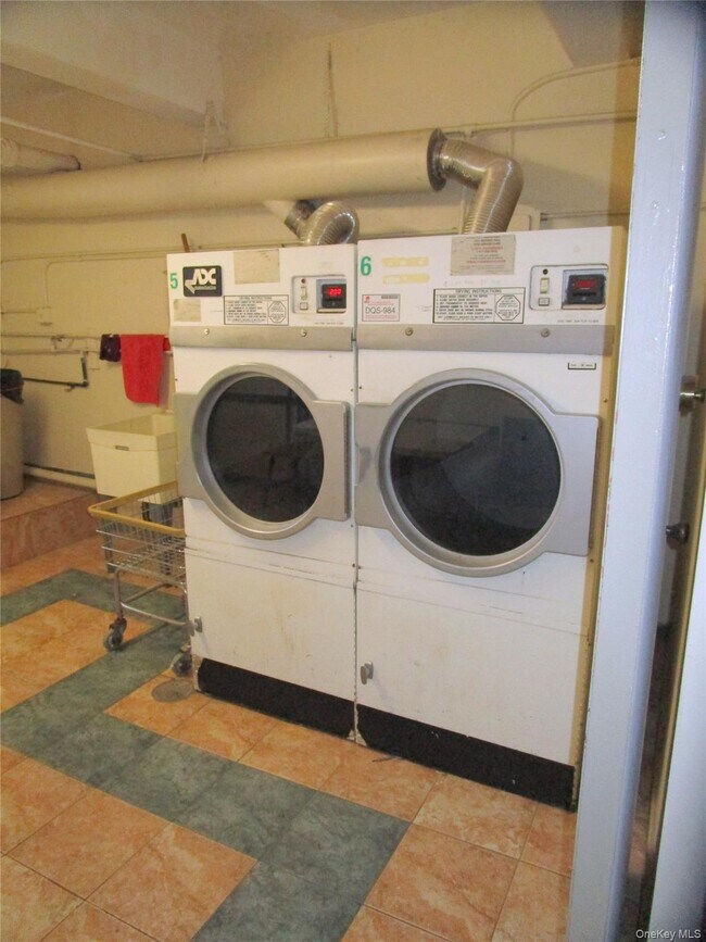 Building Photo - 123 Valentine Ln