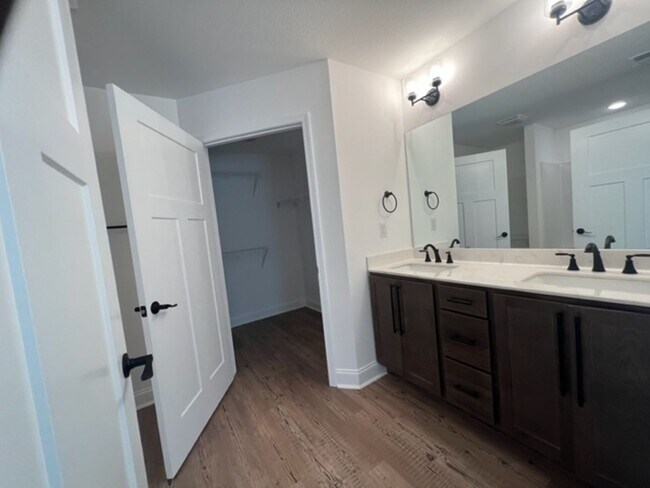 Building Photo - MOVE IN READY