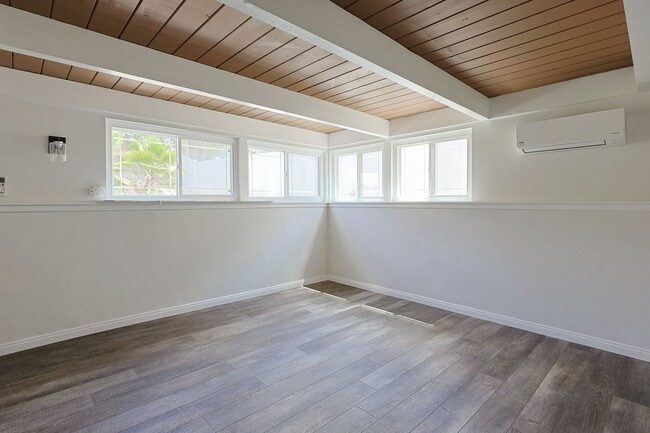 Building Photo - Spacious 5-Bedroom, 3-Bath Home – Convenie...