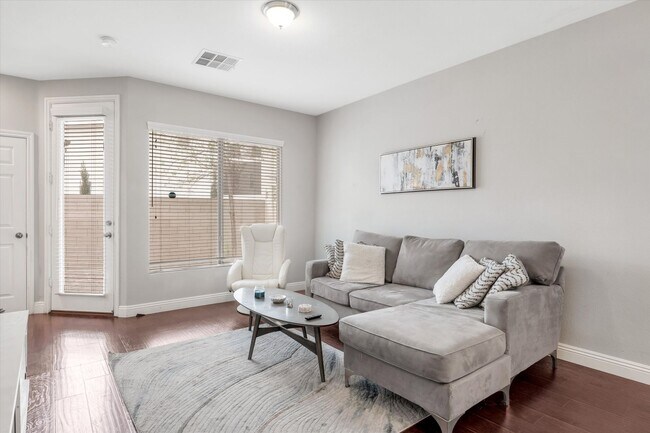 Building Photo - Great location 3 bedrooms 2 1/2 bath, community pool, St. Rose pkwy and Spencer
