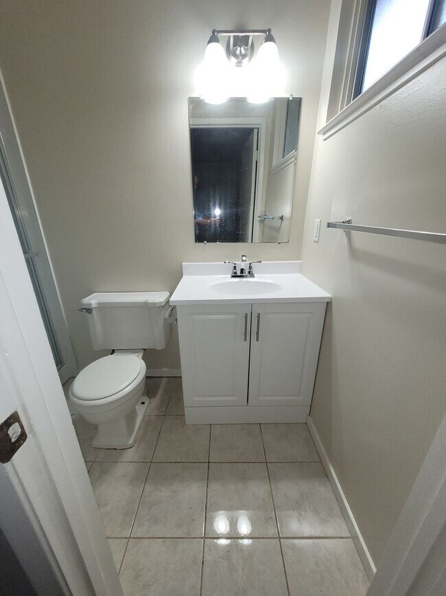 Building Photo - Three bedroom home in Fair Oaks