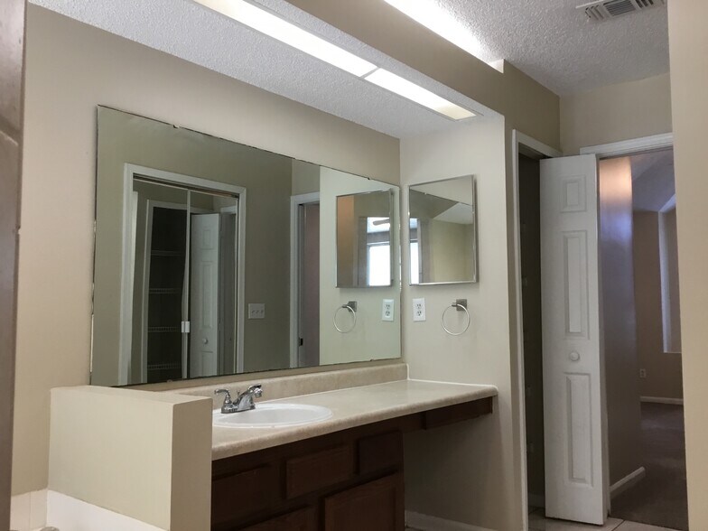 Building Photo - 1773 Chandelier Cir E