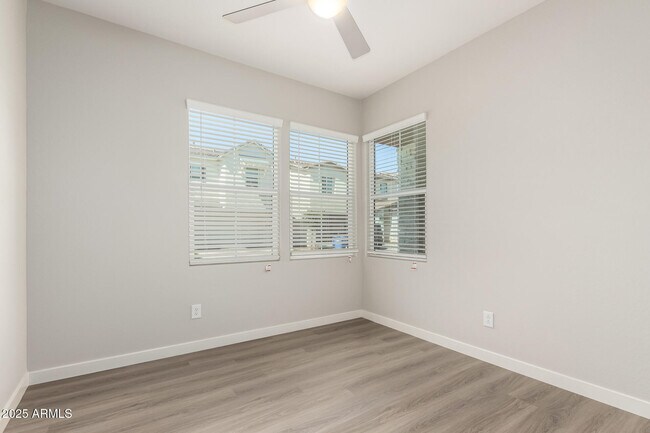 Building Photo - 1531 W Sierra Vista Dr