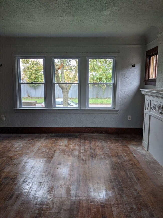 Building Photo - 9341 Roselawn- 3 BEDS & 1.5 BATH FOR RENT!