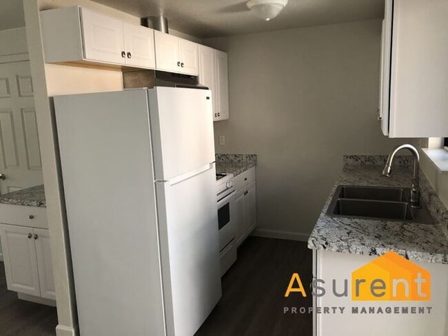 Building Photo - Fully Remodeled Duplex Available Now!