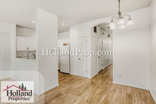 Building Photo - Live in Style: Updated Townhome with Amenities & Ideal Location