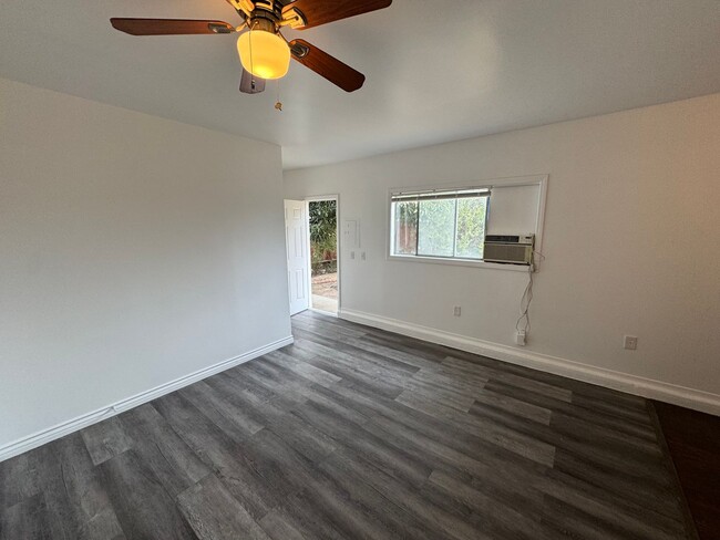 Building Photo - 2 Bed, 1 bath  Charming Back House in the ...