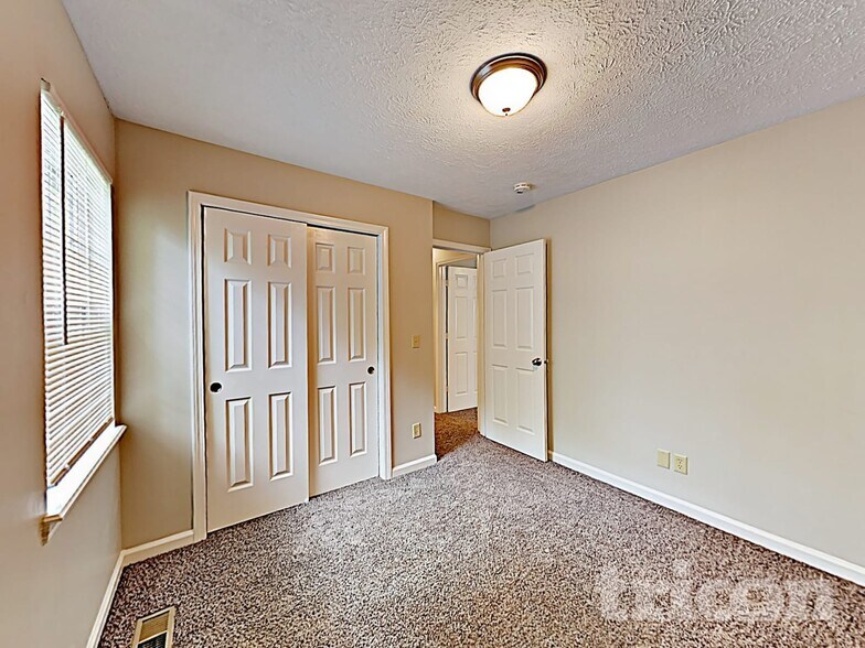Building Photo - 8420 Country Club Blvd