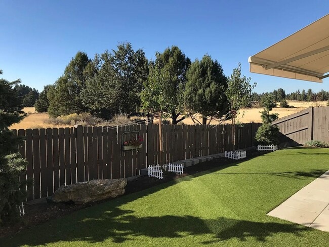 Building Photo - Gorgeous single-level 3x2 with fully fence...
