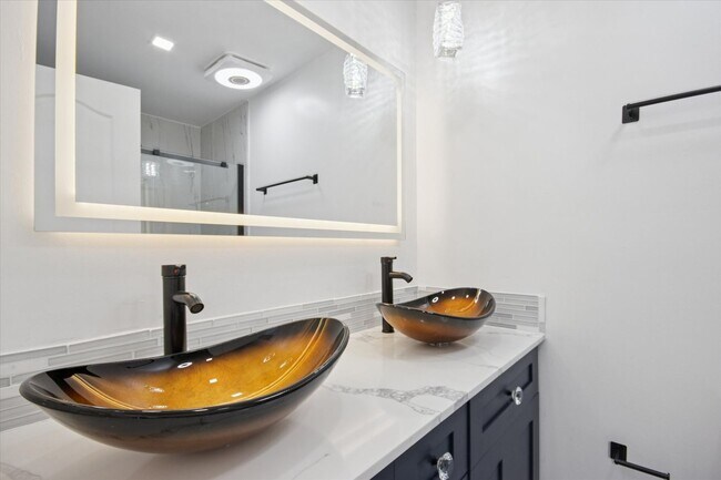 Building Photo - $200 RENT CREDIT | AVAILABLE NOW!