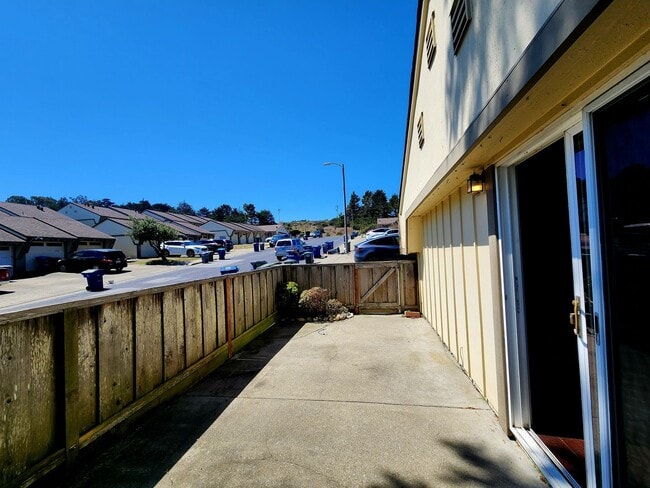 Building Photo - 2 bedroom townhouse