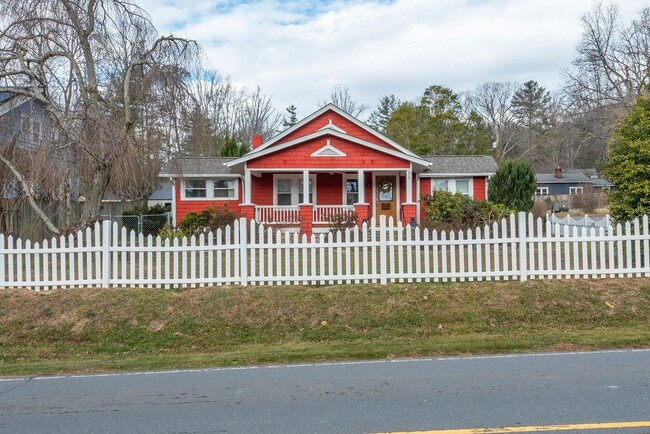 Building Photo - Charming Black Mountain Rental!