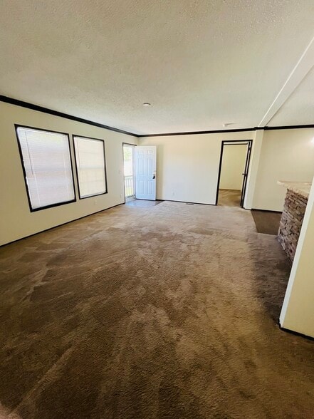 Building Photo - 15621 Pine Ridge Dr