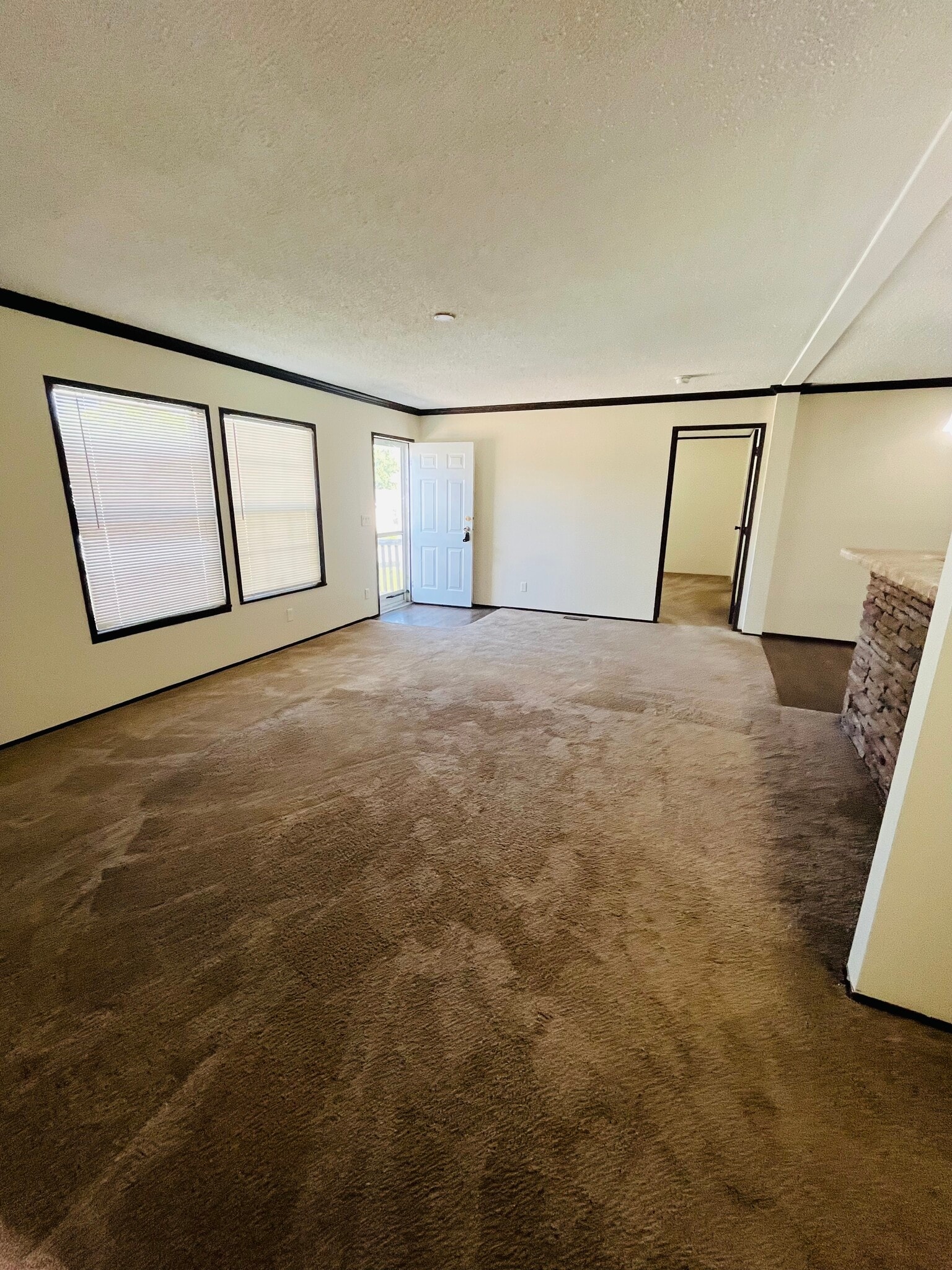 Building Photo - 15621 Pine Ridge Dr