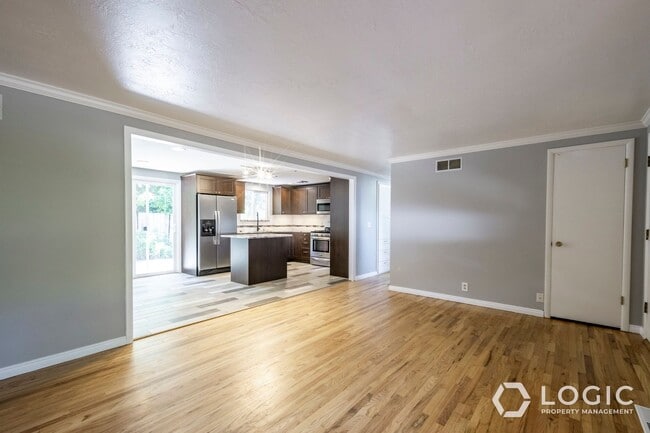 Building Photo - Stunning Single Family Home In Excellent L...