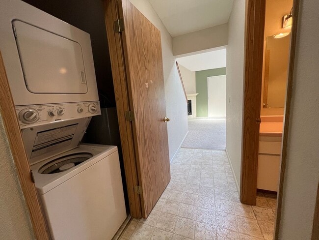 Building Photo - Application Pending - 2 Bed, 2 Bath Upper ...