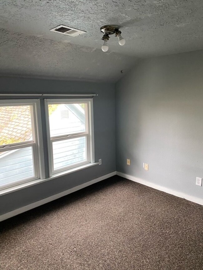 Building Photo - UNIVERSITY LIVING - Beautiful 5 Bedroom Ho...