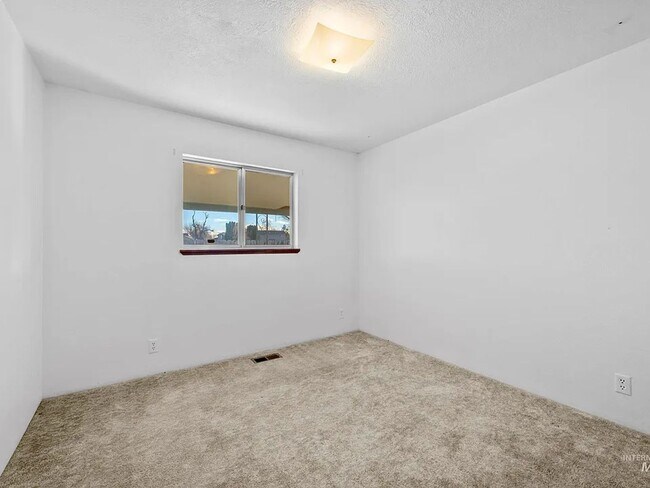 Building Photo - 80 S Heather Dr