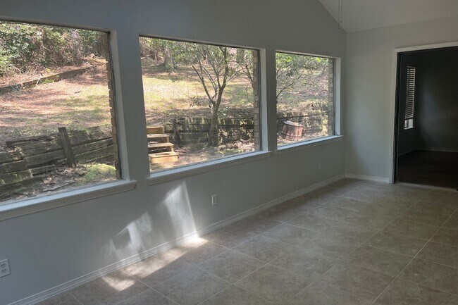 Building Photo - Beautifully Updated 4-Bedroom Home with Gr...