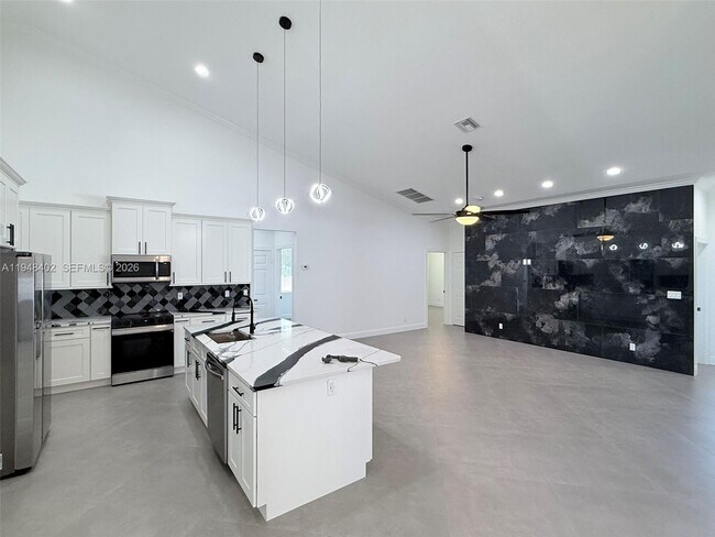 Building Photo - 1749 SW Desert Ave