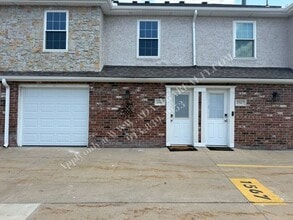 Building Photo - Beautiful Townhome in Olathe-Available NOW!!