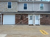 Building Photo - Beautiful Townhome in Olathe-Available NOW!!