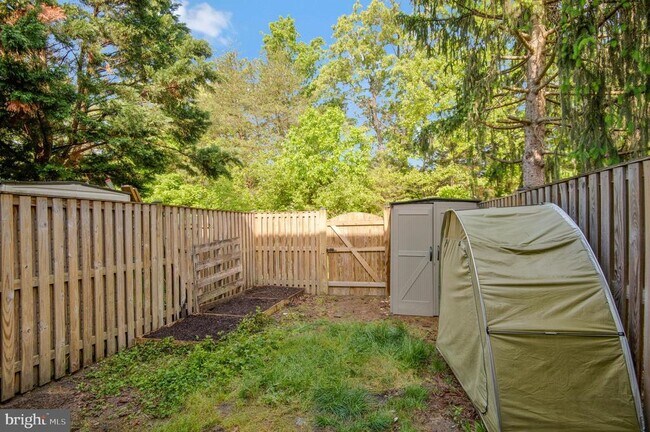 Building Photo - 8872 Stable Forest Pl