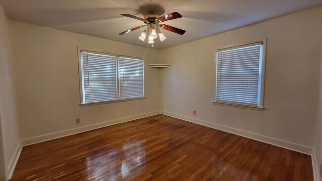 Building Photo - 3 Bedroom, 1 Bathroom Brick Ranch-Style Home