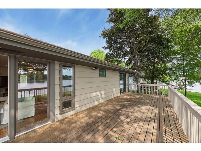 Building Photo - 1303 Crystal Lake Rd E