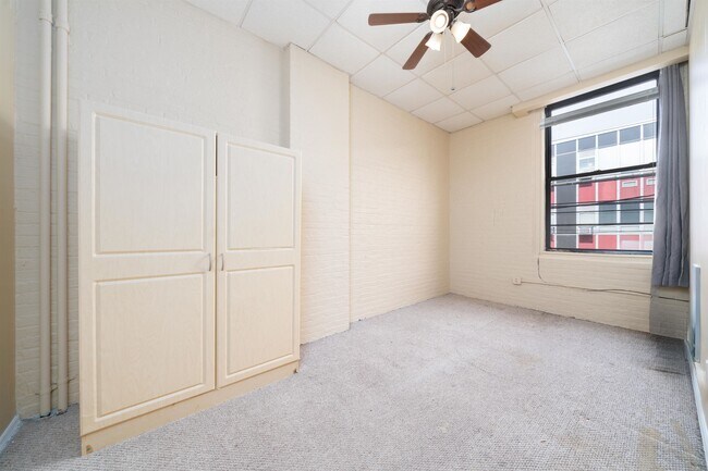 Building Photo - 805 Clinton St