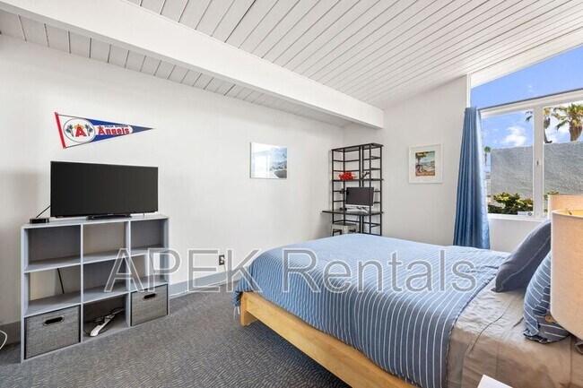 Building Photo - 915 E Racquet Club Rd