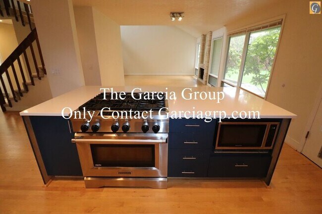 Building Photo - 10347 NW Alpenglow Way