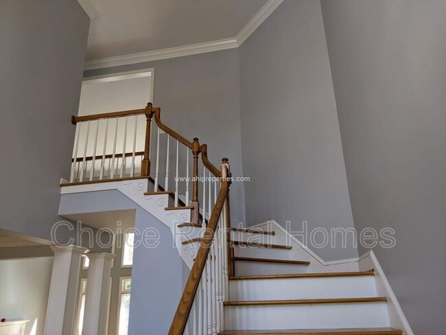 Building Photo - 8014 Greystone Green